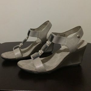 Anne Klein COMFY grey wedges