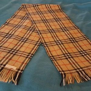 Burberry 100% wool scarve