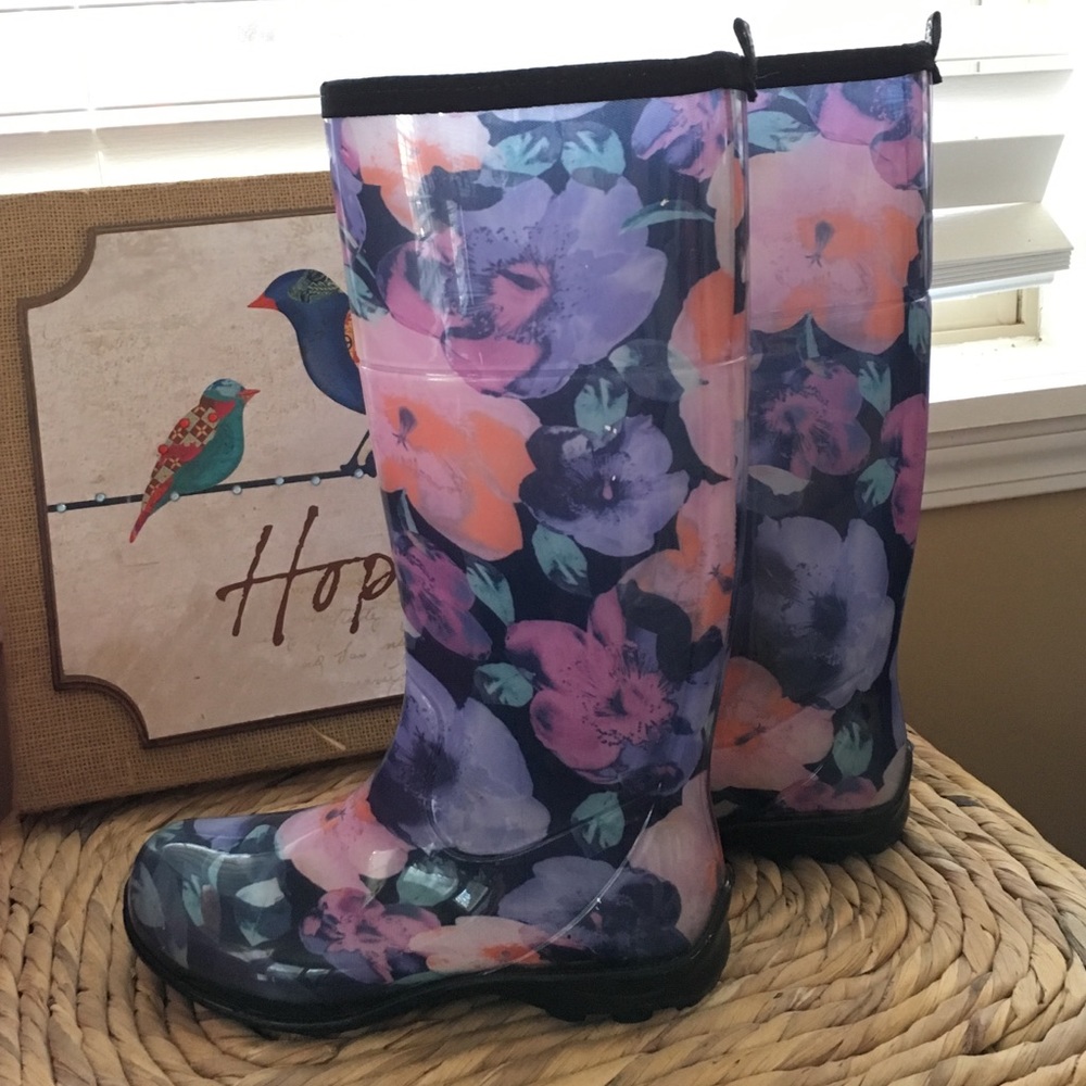 Kamik floral 3D couture glossy rain boots Sz 6