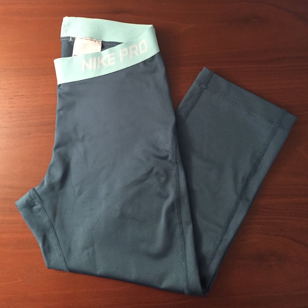 **SOLD**NWOT Nike dry fit crops