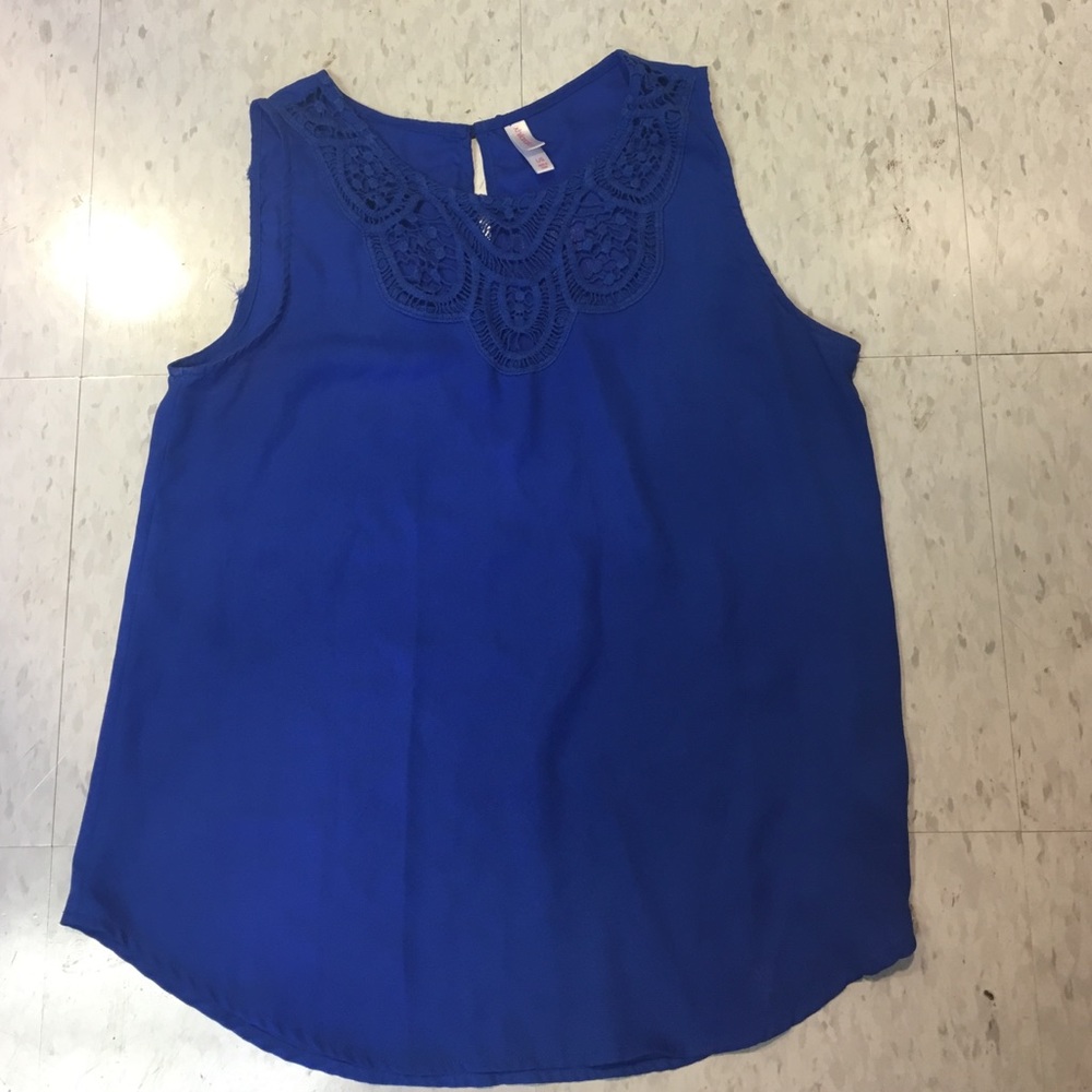 Deep blue sleeveless shirt with lace neckline