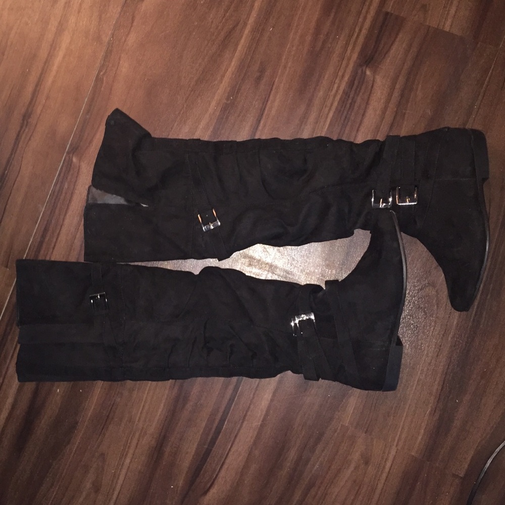 Knee high black buckled suede boots price firm