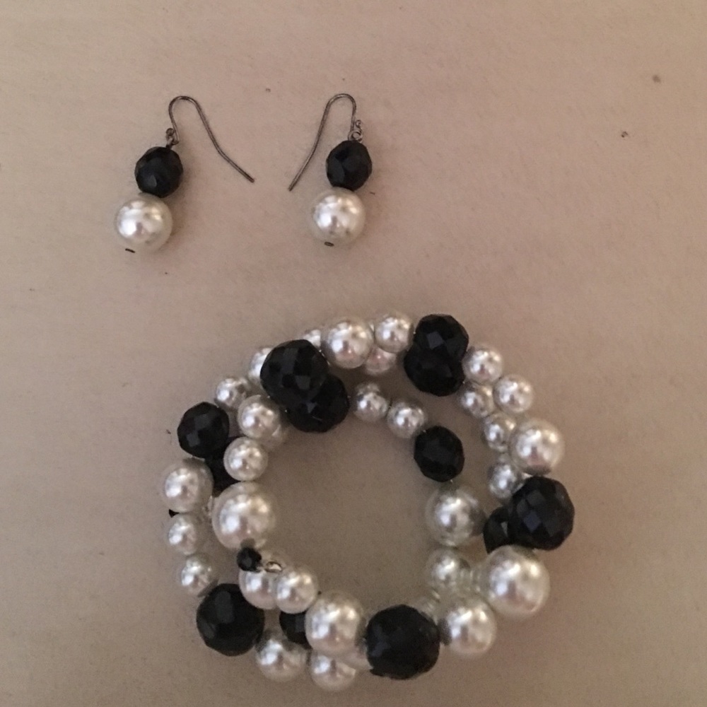 Black and white bracelet with earrings.