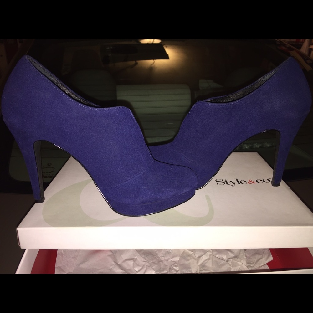 Blue cobalt suede boots