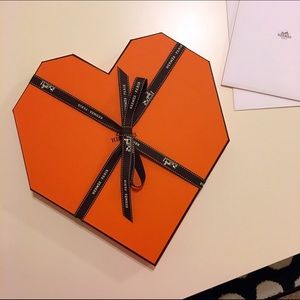 Hermes Brides De Gala Love Scarf limited edition💋