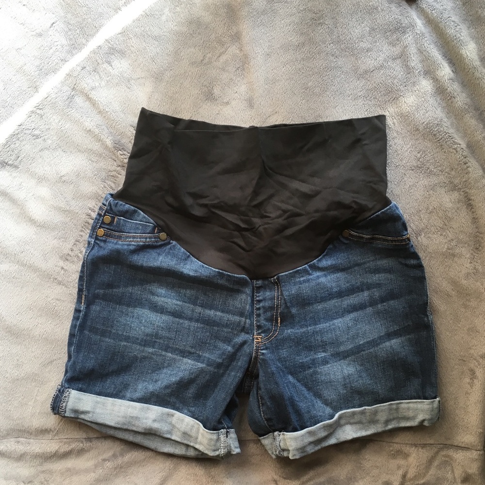 Cuffed maternity shorts