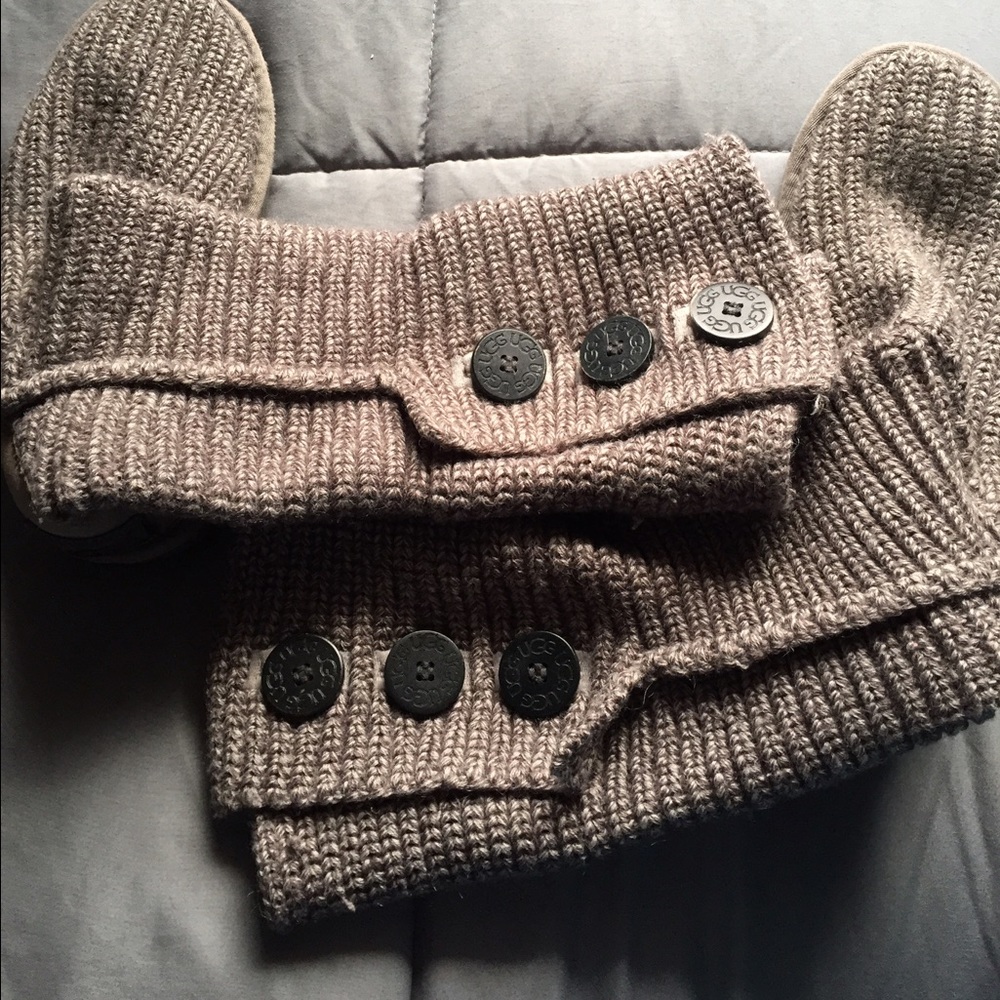 Gray knit cardi uggs
