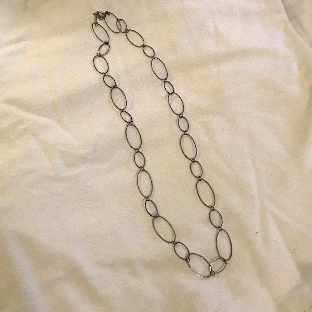 Long metallic necklace with oval bubble design