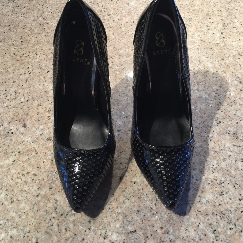 Black pumps