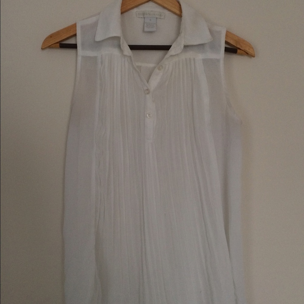 White sleeveless S pleated blouse
