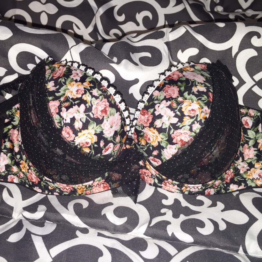 Pretty black floral bra!:)