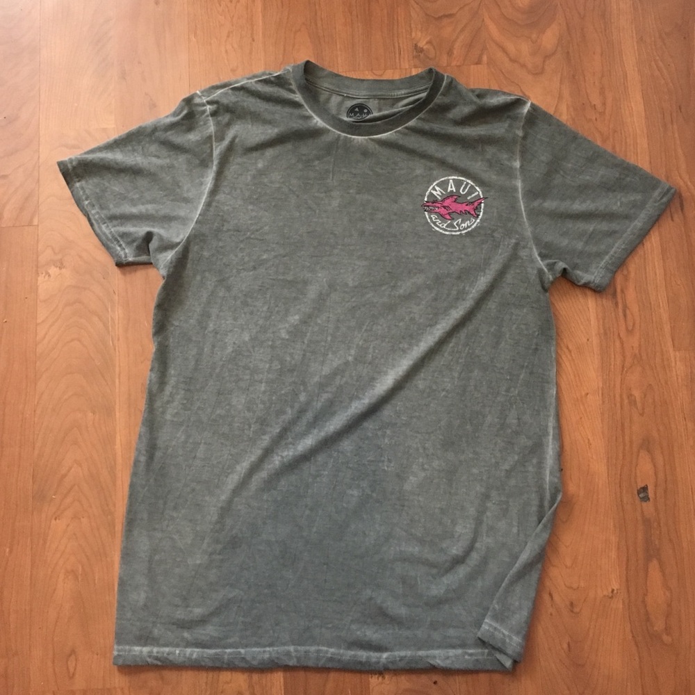 Maui and Sons T-shirt - Size Medium
