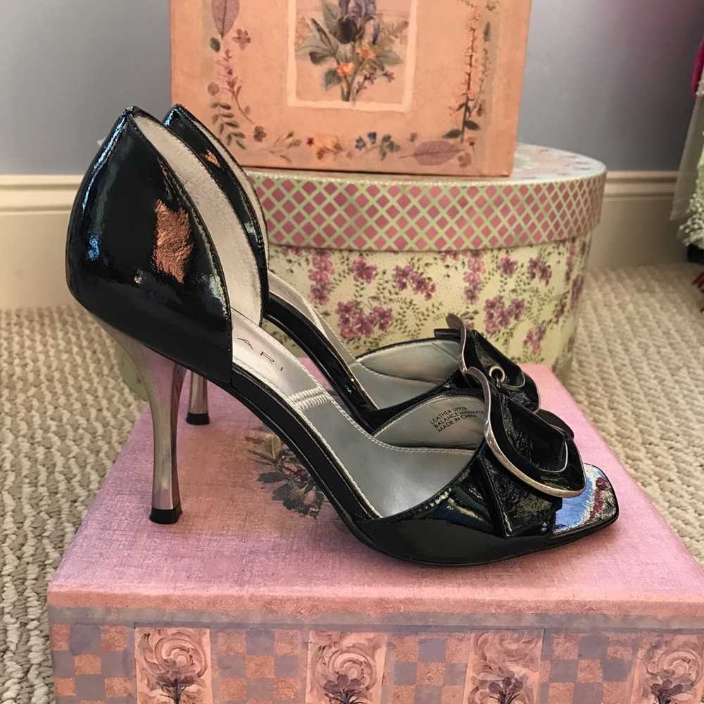 Tahari Risa Pumps - Picture 2 of 8