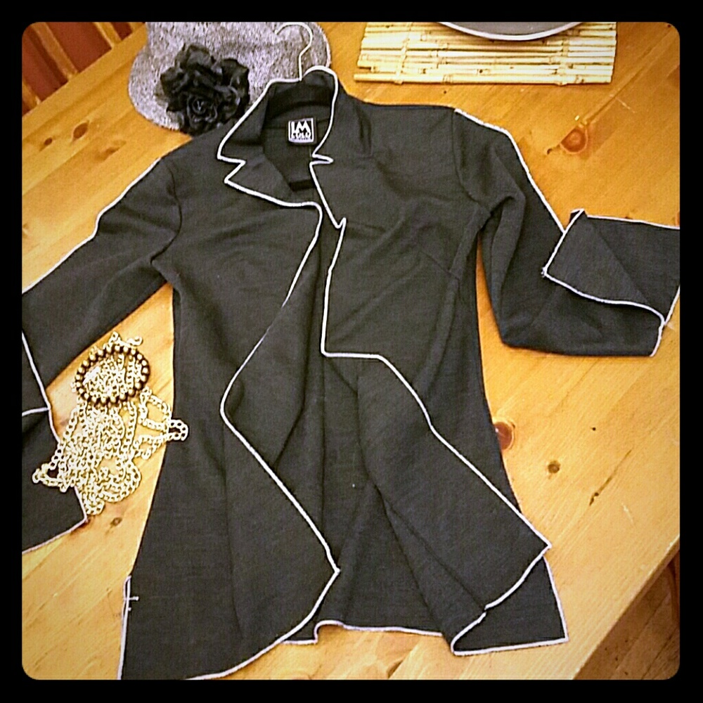Charcoal fitted blazer, with open sleaves