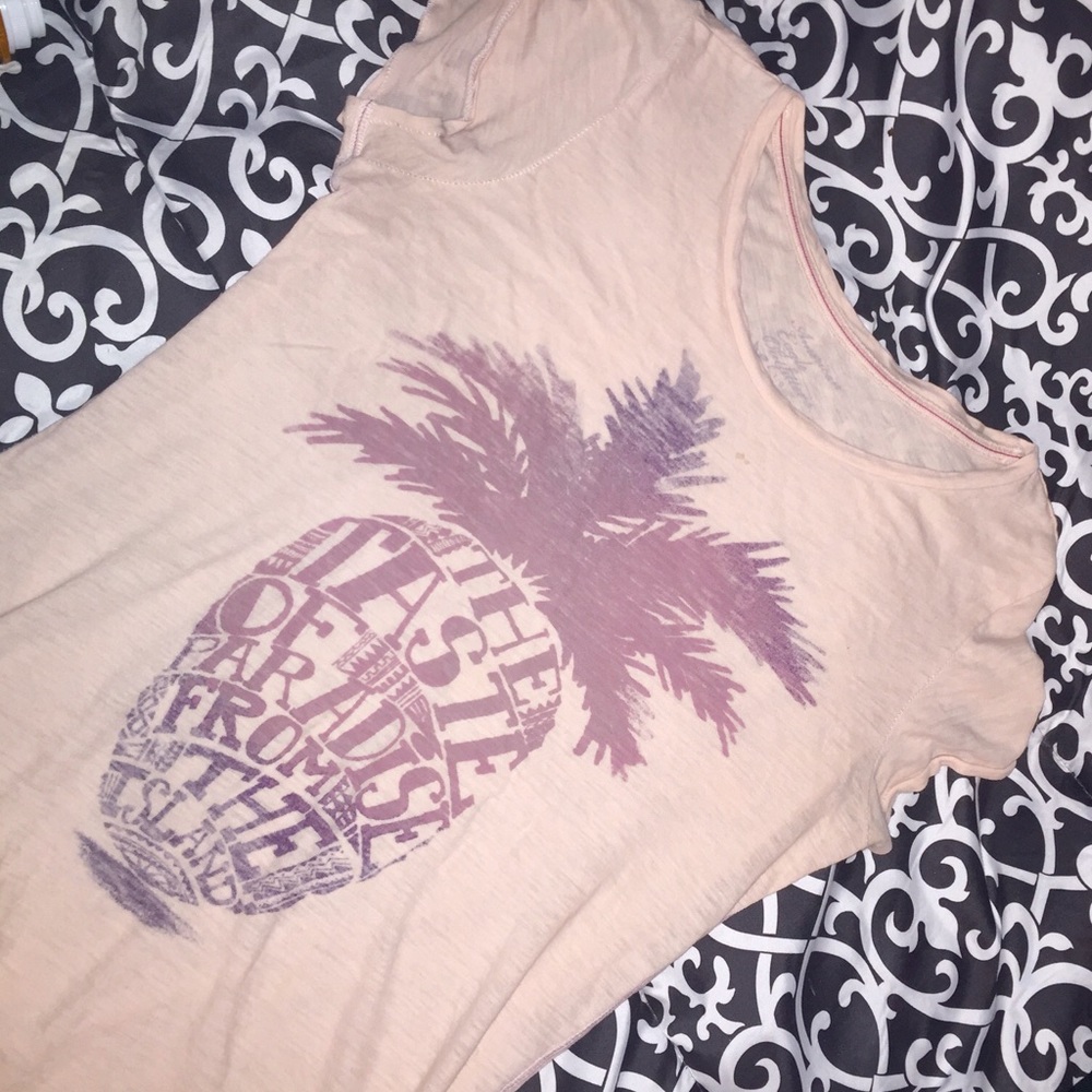American Eagle pink tee.