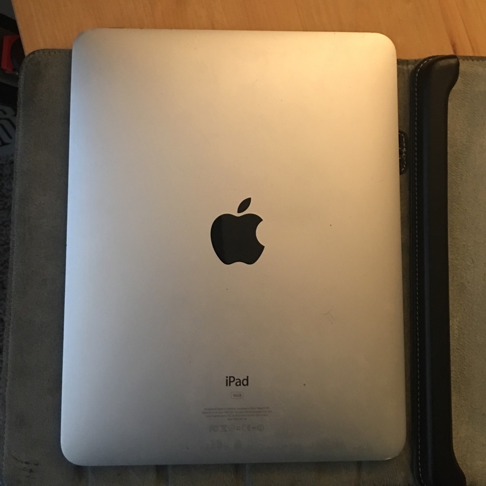 First edition iPad - Picture 2 of 4