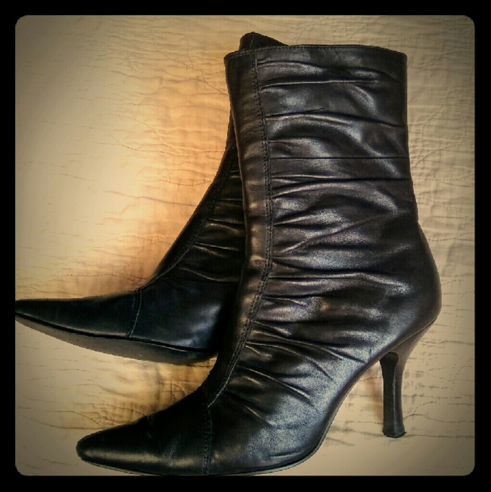 These are a size 10 Kaya brand black boots.