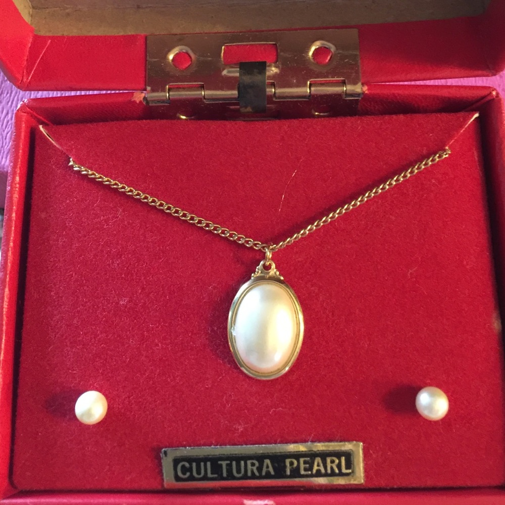 Cultured Pearl Necklace & Earring Set