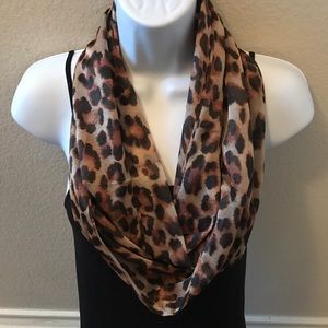 ⚡NWT beautiful light too thin scarf