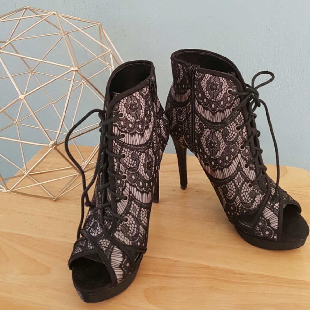 ⚠️SOLD⚠️ NWOT Black Lace Heels. Size 8