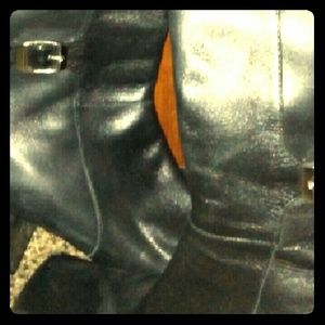 Sellinf these lovley Black leather Boots