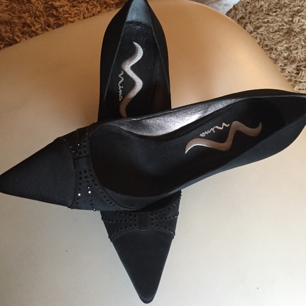 Black fabric pump