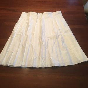 Burberry white pleated skirt in excellent condi