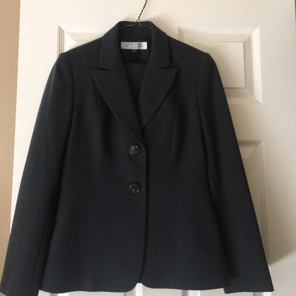 Tahari Suit - 4P