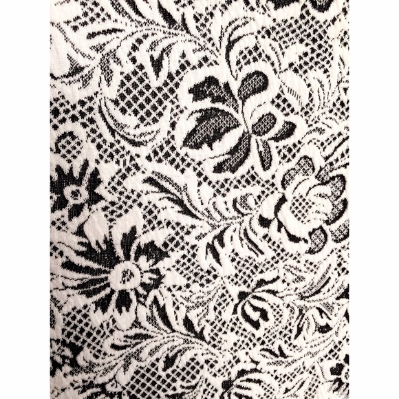 Lacey body-con dress - Picture 2 of 3