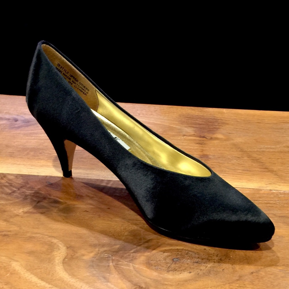 Nine West black shoes 7.5 NWOT!!