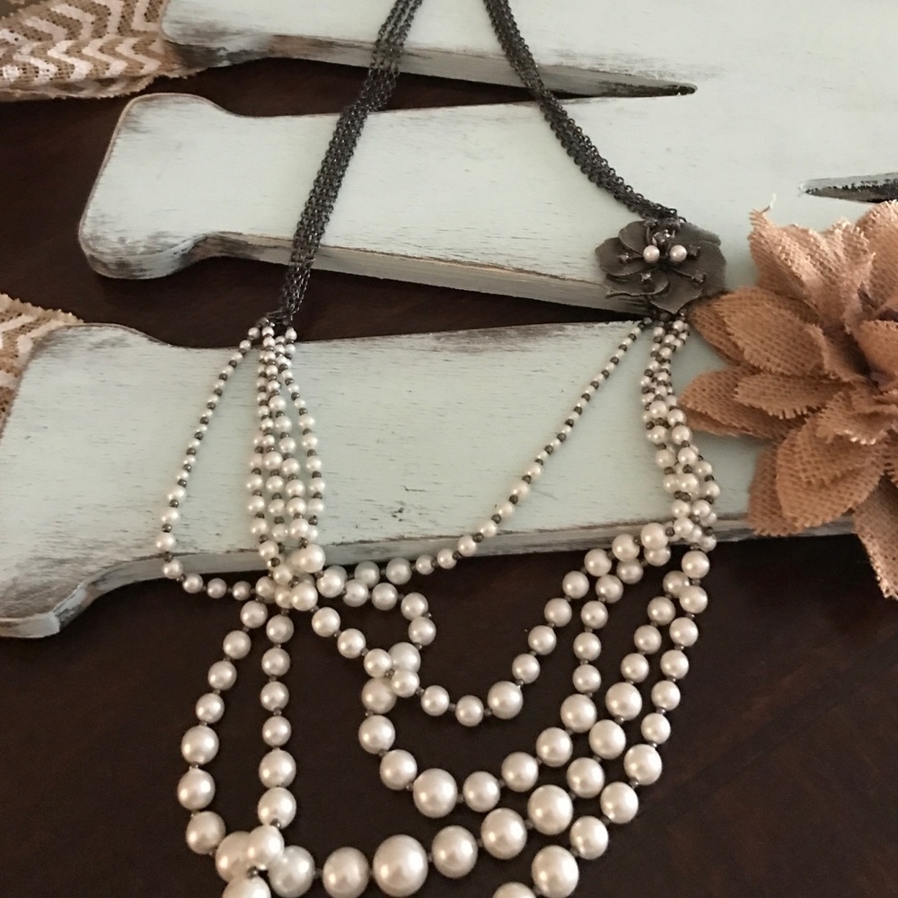 Necklace with white beads and a flower broach 🌺🌺