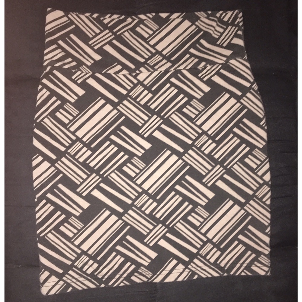 BLACK AND TAUPE GEO-PRINT BODY CON SKIRT