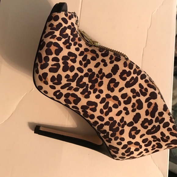 Shoe Dazzle Shoes - Leopard open toe booties