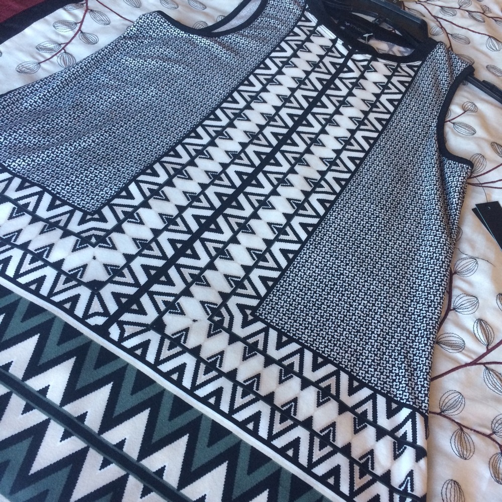 Long flowy sleeveless black/white top