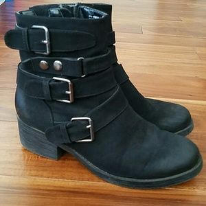 White Mountain black boots