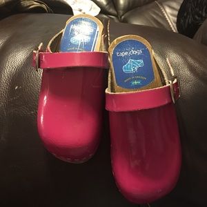 Toddler girl cape clogs