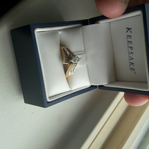 Gold ring - Picture 1 of 2