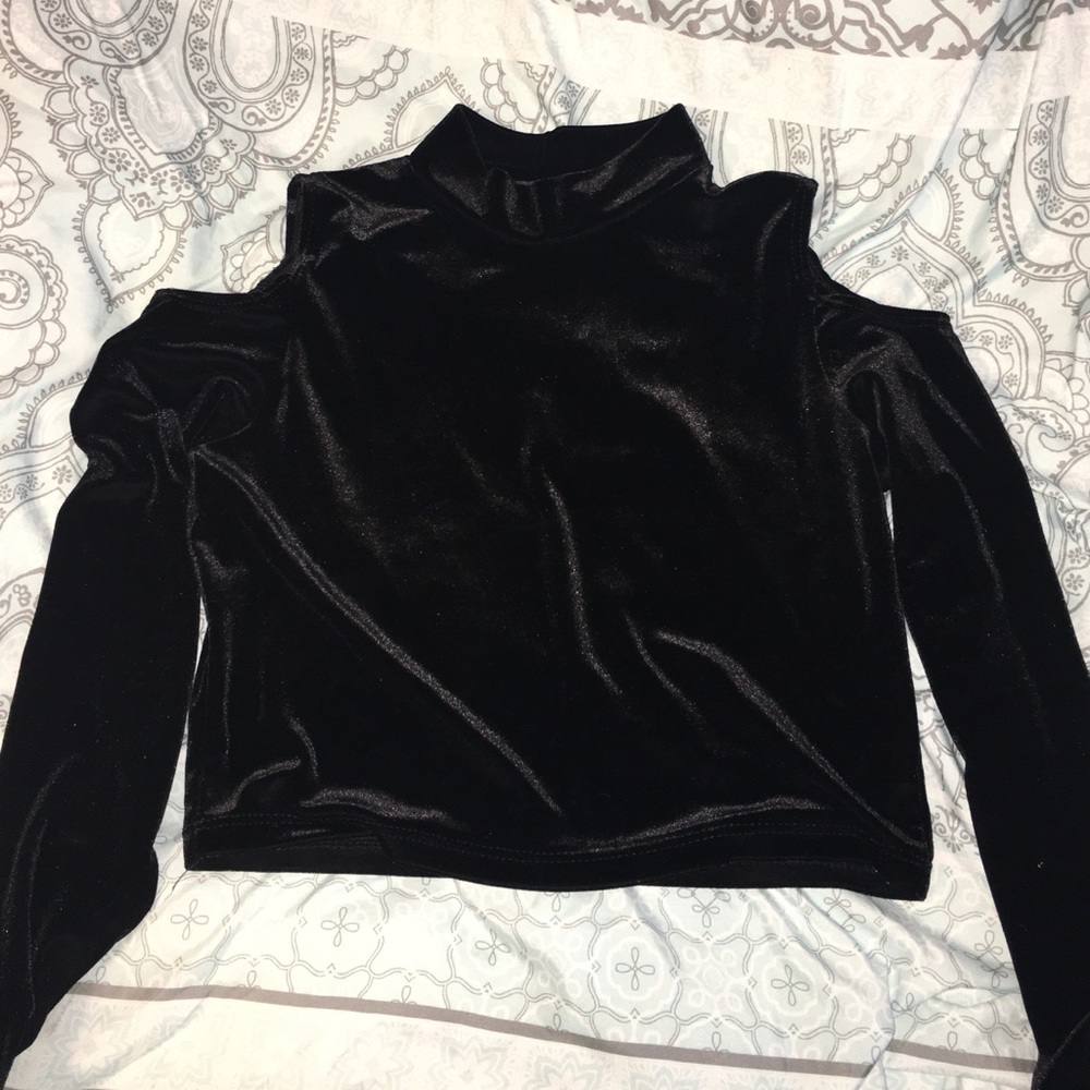 Black shoulder cut sides top