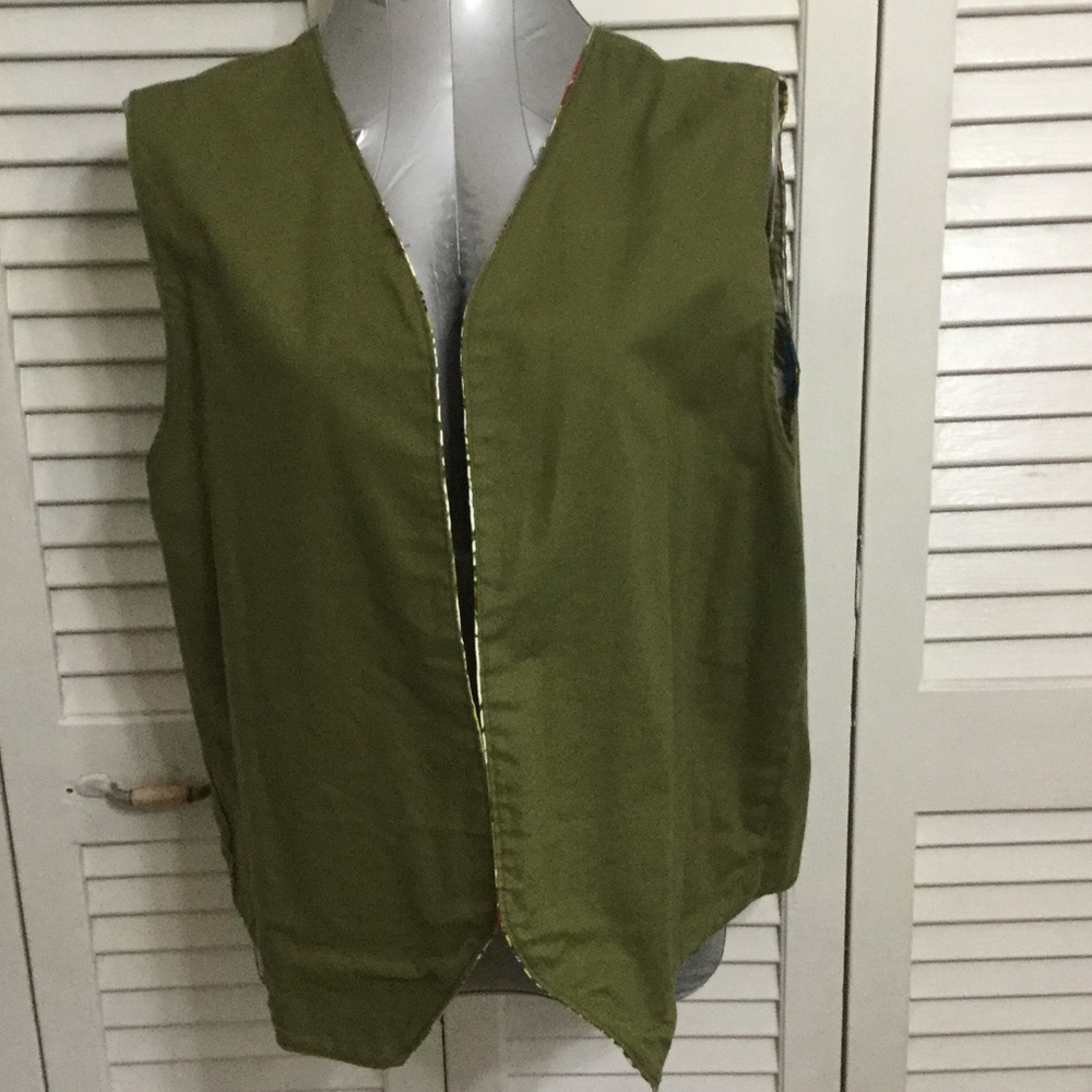 Adorable Reversible Parrot Vest - Picture 3 of 4