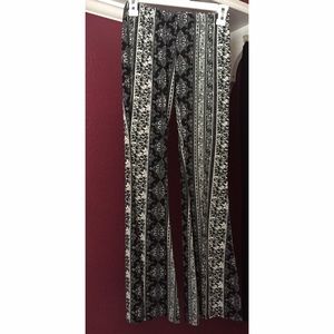 Bellbottom/ flared leggings