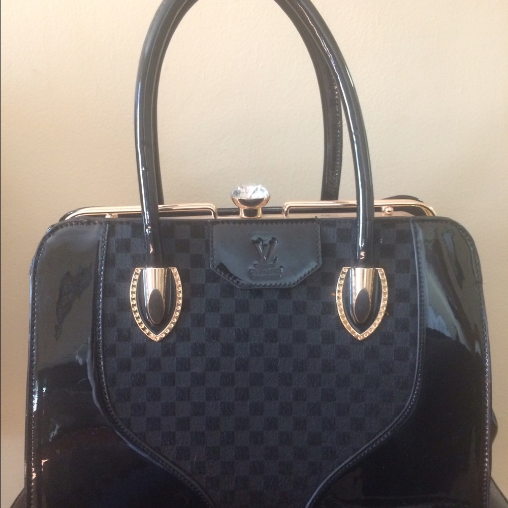 KNOCKOFF Louis Vuitton Black Purse