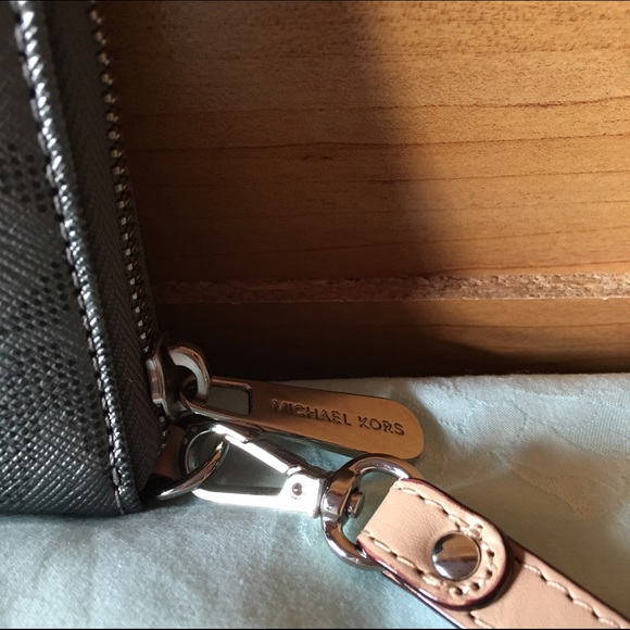 Offer Me🥂BRAND NEW Michael Kors iPhone 5 Wallet - Picture 5 of 5