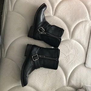 Camdenn Black zip up ankle boots