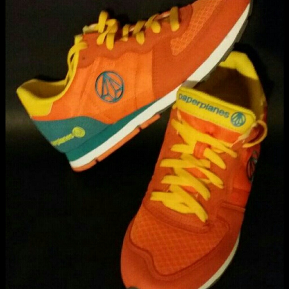 Paperplanes orange yellow and green