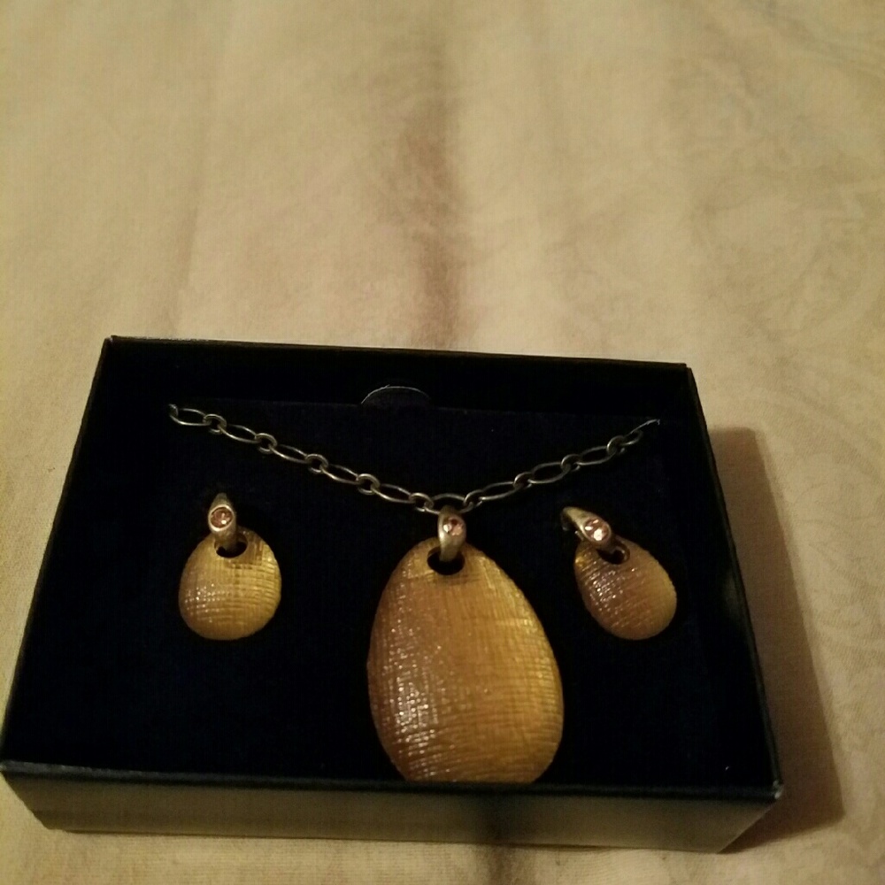Necklace and earrings set - Avon