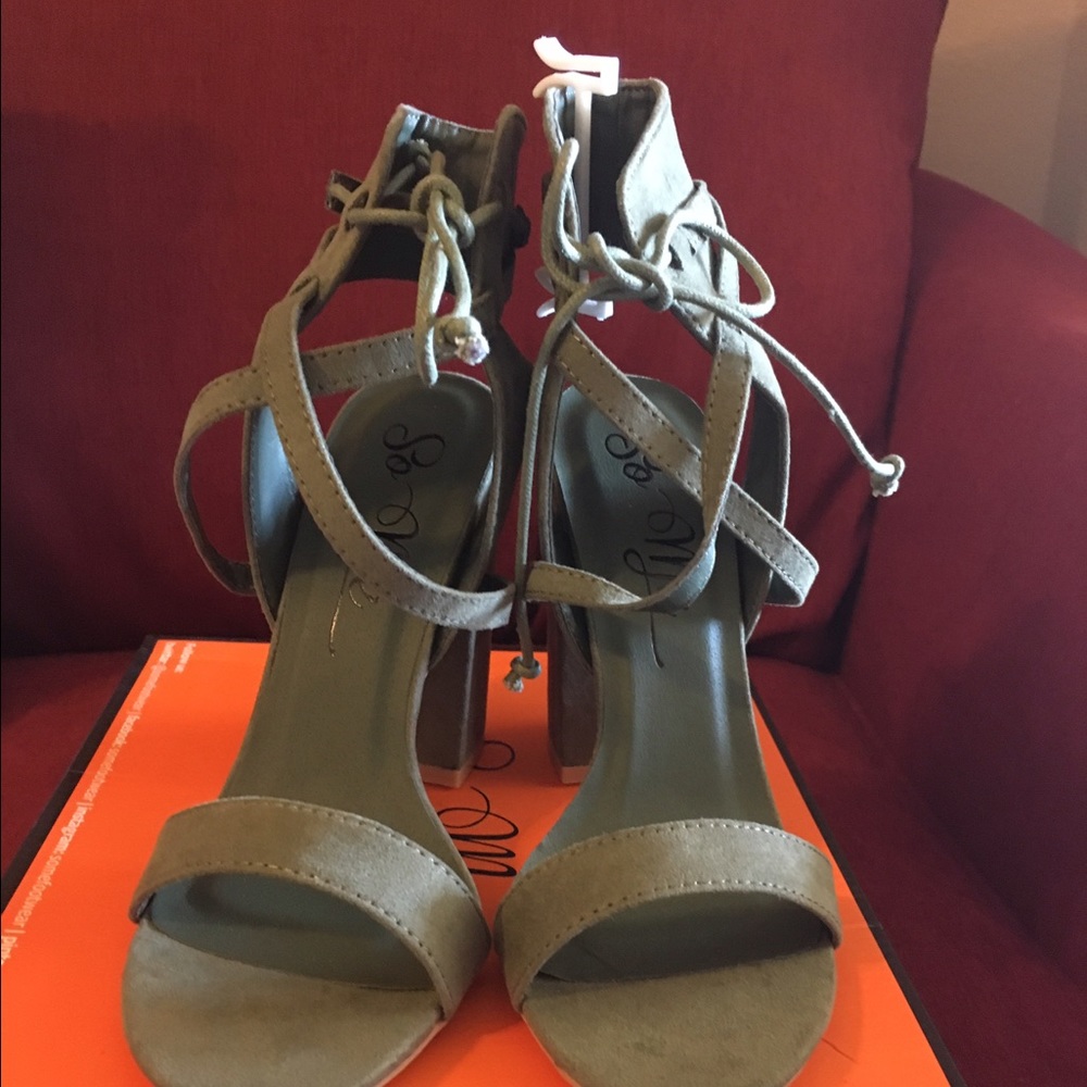 Brand new Chic size 9 olive green sandals!