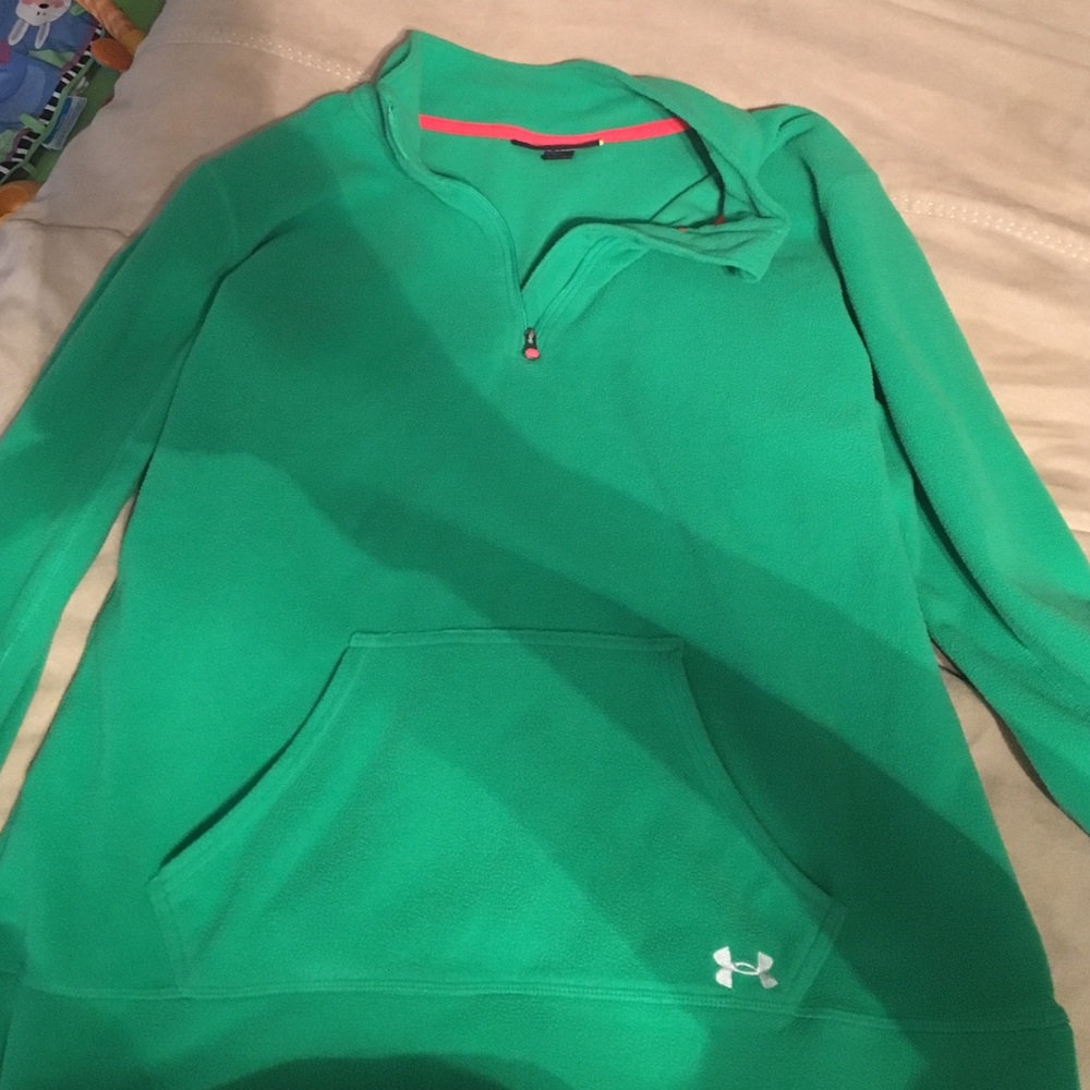 Women's size medium under armour fleece