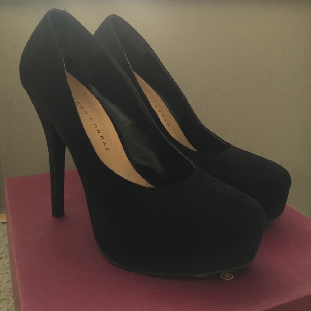 Black high heel pumps