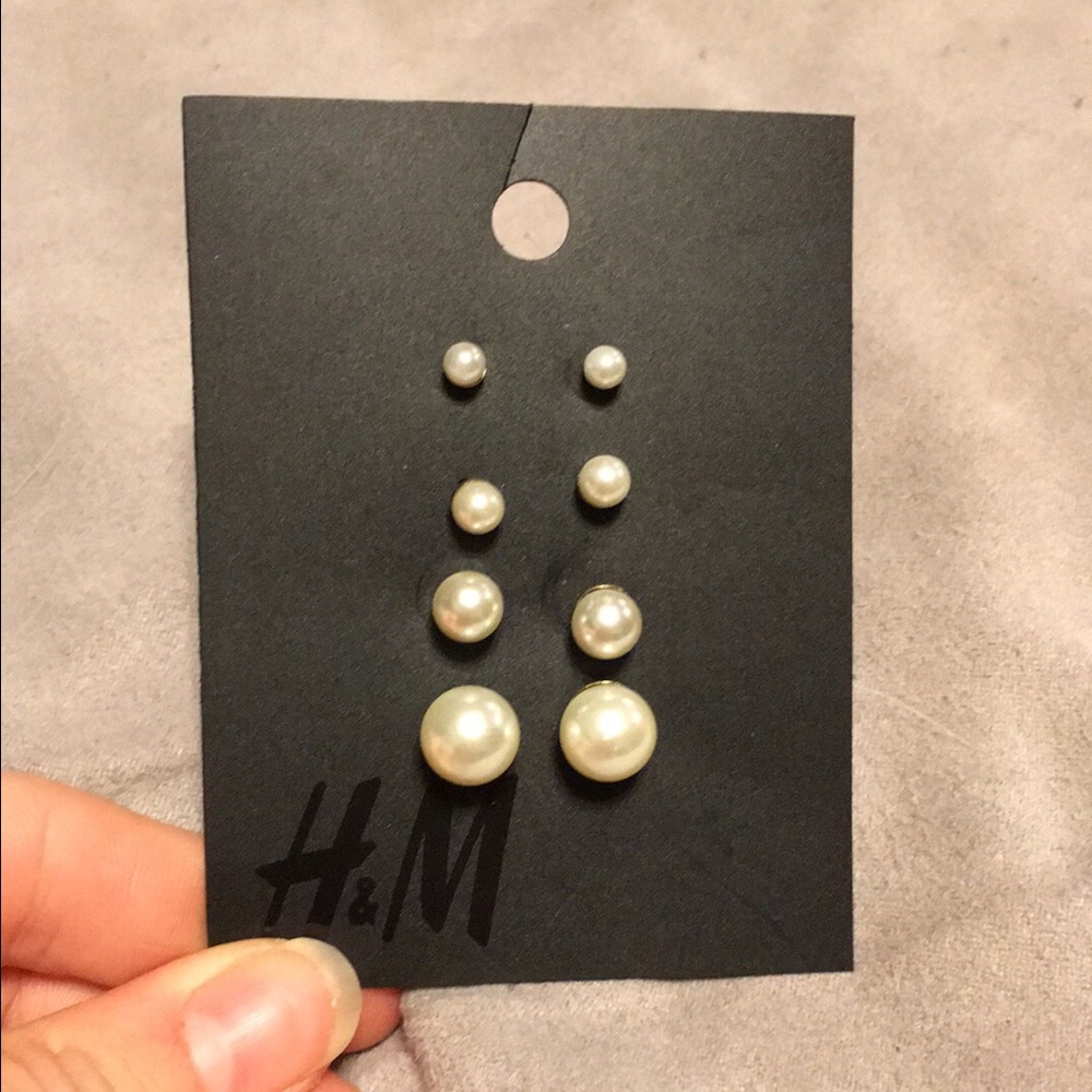 H&M Set of 4 pearl stud earrings