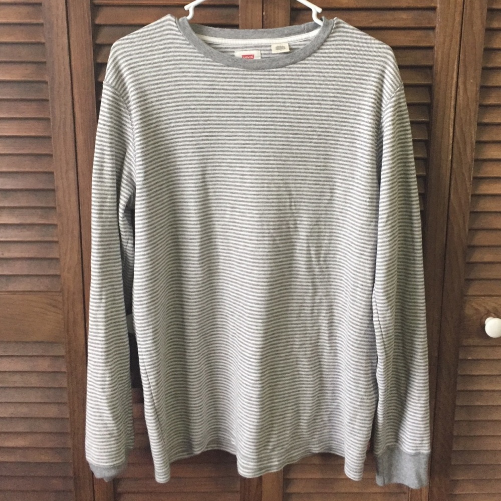 Levi's classic crew sweatshirt.